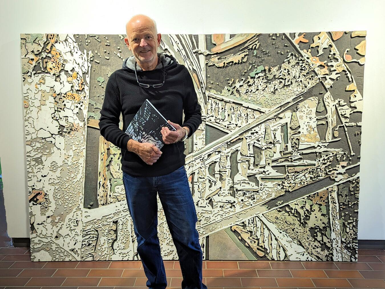 Emil Sorge vor seinem Kunstwerk zur Zerstörung des Theaters Mariupol.Foto: J. Kurschatke