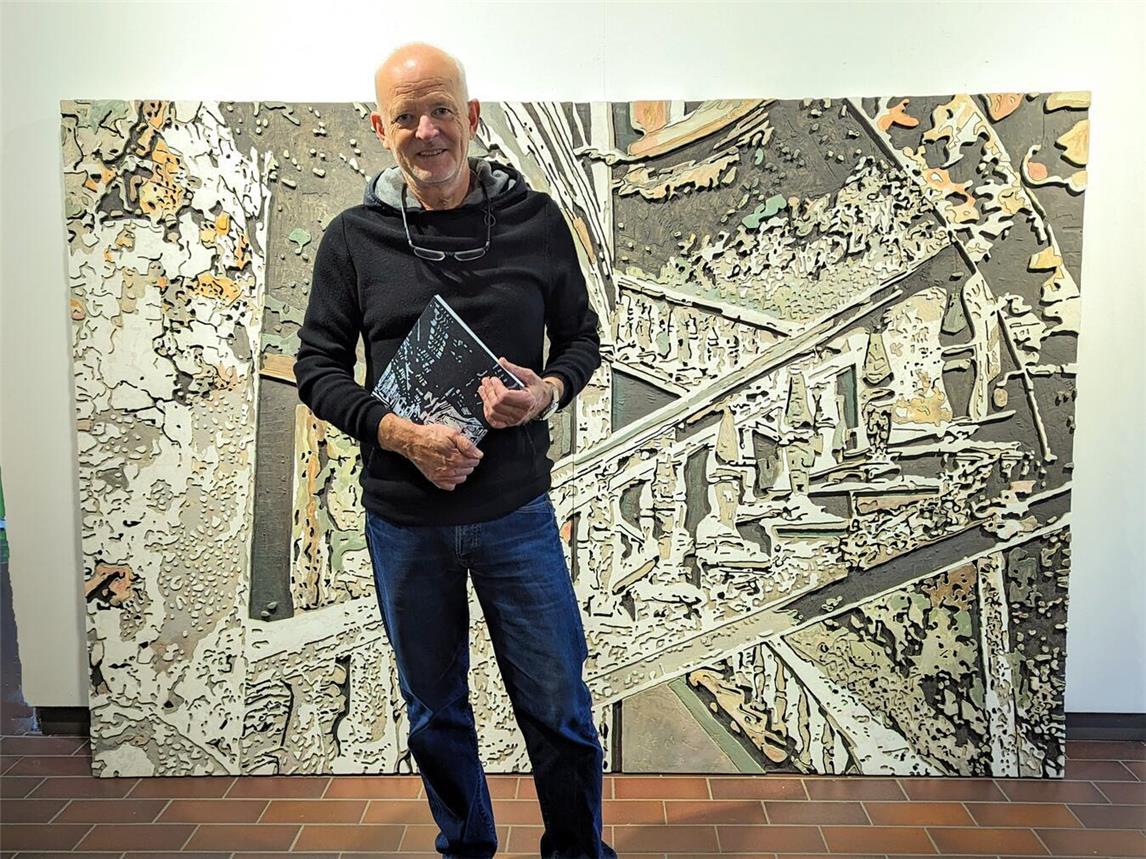 Emil Sorge vor seinem Kunstwerk zur Zerstörung des Theaters Mariupol.Foto: J. Kurschatke