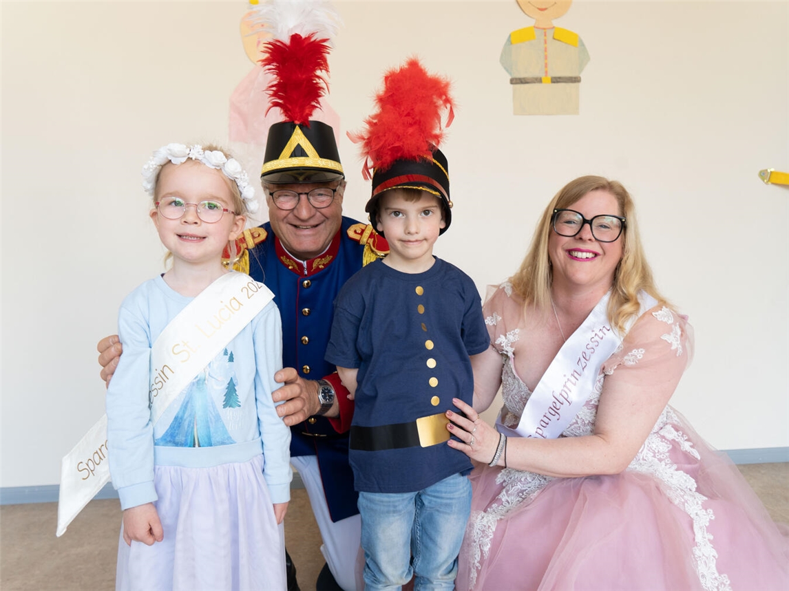 Emilia, Theo und Spargelprinzessin Monika mit Grenadier Peter beim Fest am 3. Mai. Foto von Gerhard Seybert.