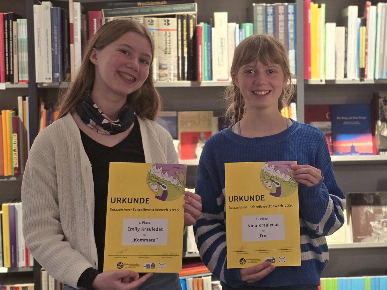 Emily (l-) und Nina mit ihren Urkunden. NN-Foto: HF