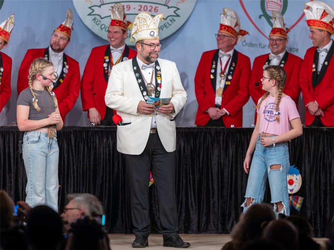 Emma (l.) und Lilli trieben ihre Späße mit Sitzungspräsident Stephan Giesen. Foto: Queekespiere/Dirk Verweyen