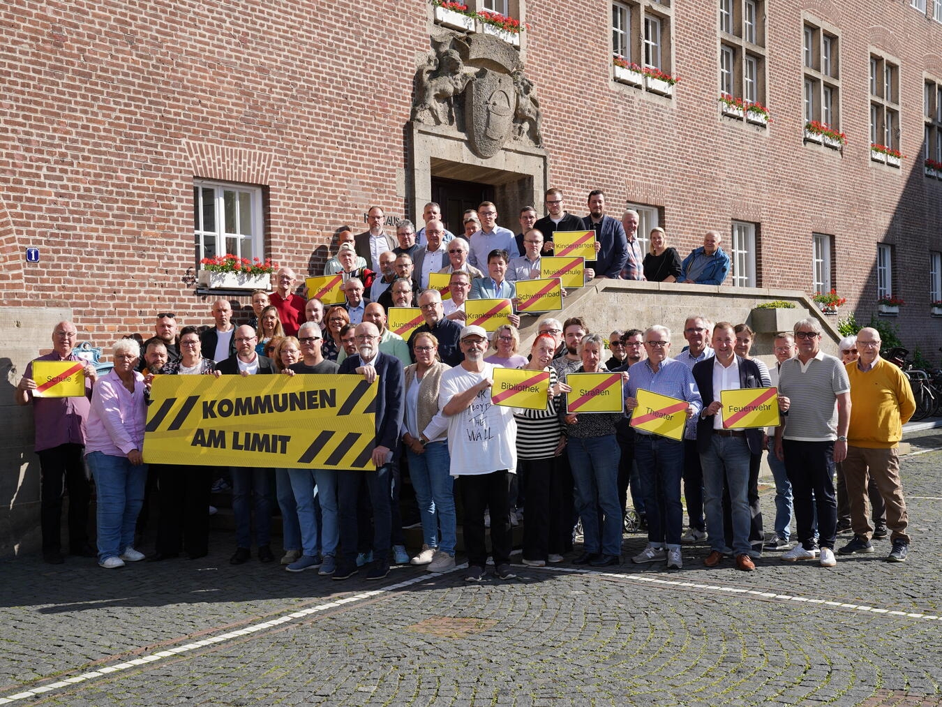 "Emmerich Rathaus Protest: Politiker demonstrieren gegen finanzielle Notlage des kommunalen Haushalts"