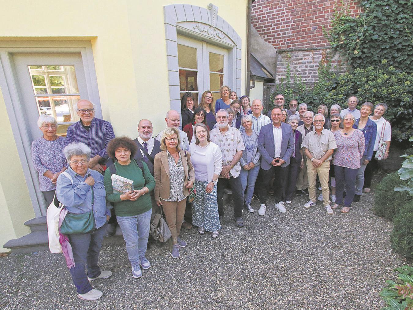 Empfang bei Bürgermeister Thomas Görtz: Die Gäste aus Anguillara Sabazia mit den Mitgliedern der Gruppe „Freunde von Anguillara“ im Garten von Kapitel 10. NN-Foto: Theo Leie
