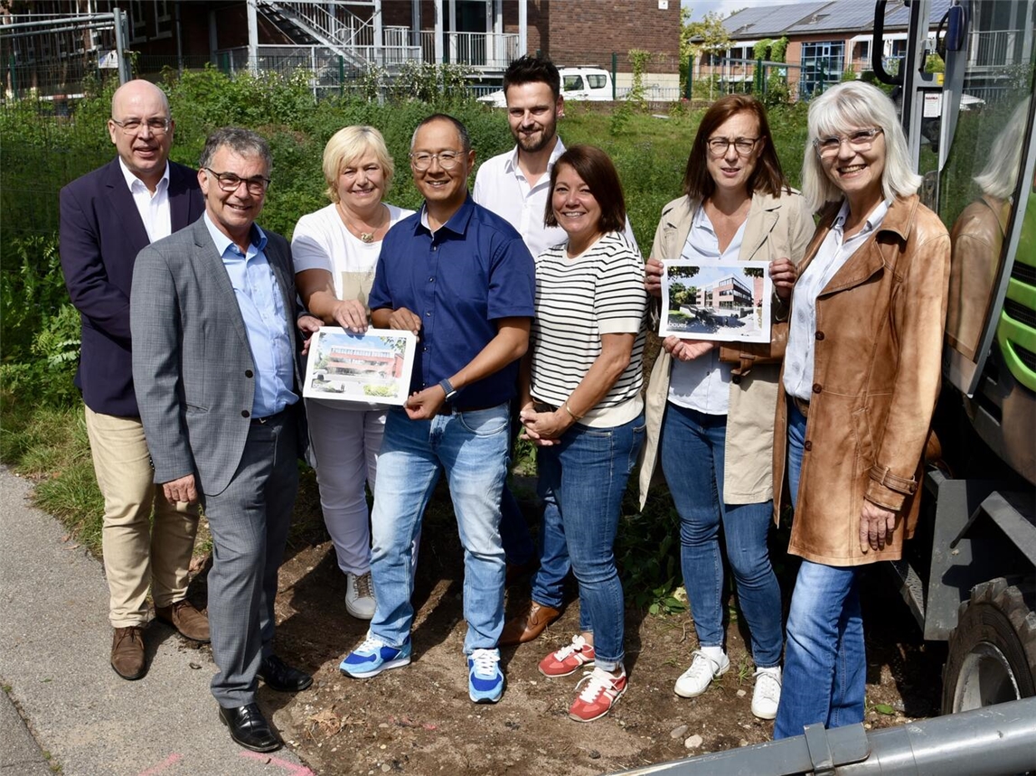 Endlich geht es los! Die Bauarbeiten am Erweiterungsbau des Amplonius-Gymnasiums sind gestartet. Darüber freuen sich ganz besonders (v.l.): Baudezernent Stephan Pfeffer, Bürgermeister Dietmar Heyde, Helga Karl (Leiterin des Fachbereiches Schule-Kultur-Sport), Schulleiter Marcus Padtberg, Stefan Scheepers (Fachbereich Schule-Kultur-Sport), Sencan Taşcı (stellvertretende Schulleiterin), Karen Diedrich (Architektin im Fachbereich Immobilienwirtschaft) und Anja Middeldorf (Leiterin Fachbereich Immobilienwirtschaft) Foto: Stadt Rheinberg