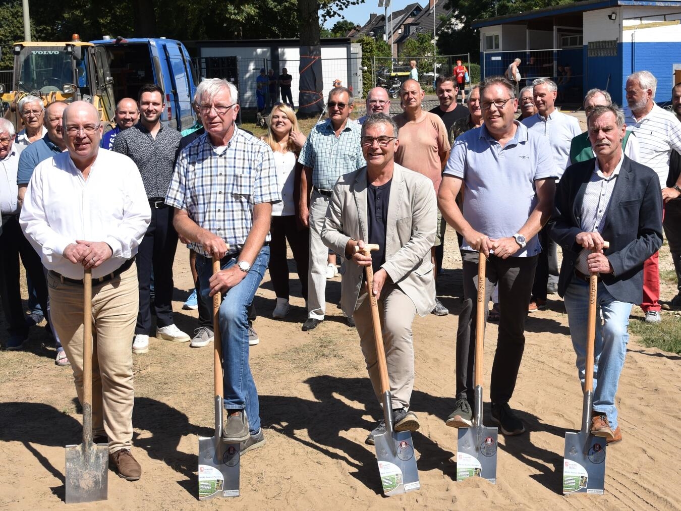 Endlich kann es losgehen! Der Neubau des Vereinsheims in Millingen ist gestartet. Beim Spatenstich dabei waren: Stephan Pfeffer (Erster Beigeordneter der Stadt Rheinberg), Ulrich Glanz (Vorsitzender des SV Millingen), Bürgermeister Dietmar Heyde, Torsten Kröll (Projektleiter der Stadtverwaltung und Bauunternehmer Paul van Meegern (v.l.) Foto: Stadt Rheinberg