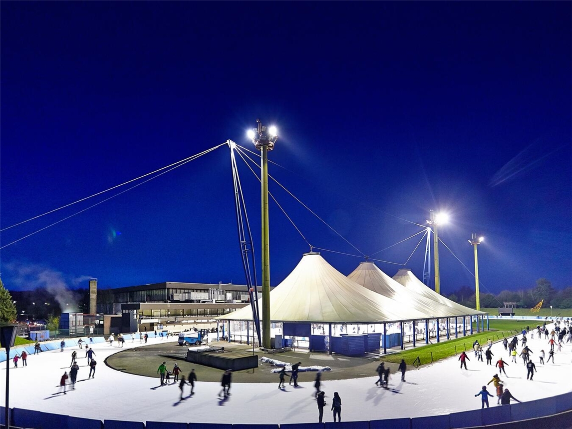 Endlich startet wieder die Eislaufsaison in Grefrath. Die Besucher können jetzt das komplette zusammenhängende Eisangebot nutzen.Foto: Eis Sport & Event Park/Makis Foteinopoulos
