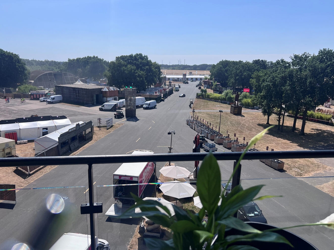 "Blick von Ploom Skylounge auf Festivalaufbau, größtes begehbares Modul Deutschlands, Panorama-Geländeansicht"