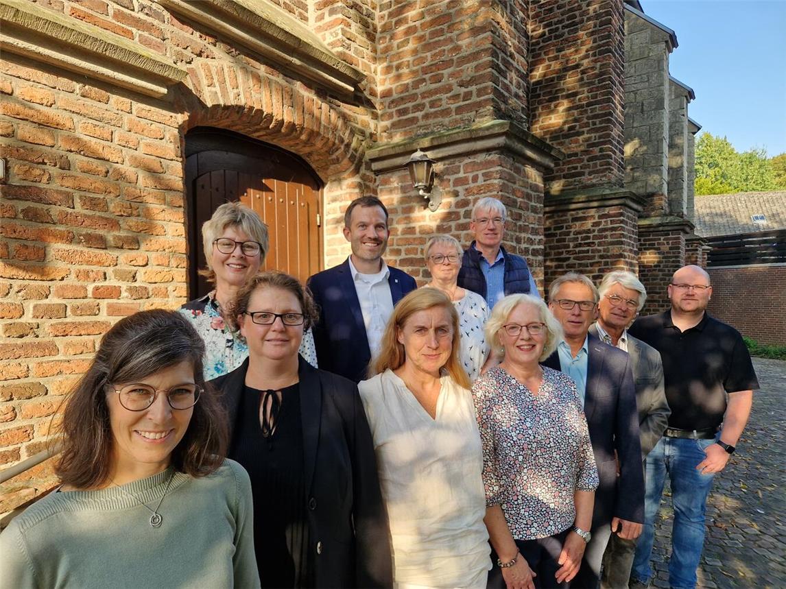 Engagieren sich für den Erhalt der Alten Kirche in Herongen: (hintere Reihe, v.l.) Ortsvorsteherin Annemarie Fleuth, Bürgermeister Bernd Kuse, Elisabeth Schmitz (Kirchenvorstand), Hans-Josef Aengenendt (Kirchenvorstand), (vorne, v.l.) der Vereinsvorstand mit Manuela Ingenhaag, Saskia Rexroth-Flocken, Rita Aengenendt, Margret Schlüpen-Peeters, Peter Heykamps, Norbert Holzweiler und René Driessen.