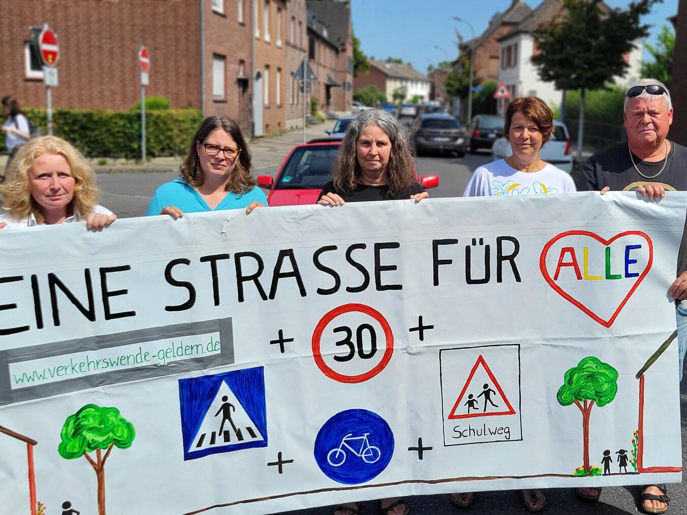 Engagieren sich für mehr Sicherheit auf dem Boeckelter Weg: (v. l.) Monika van Bebber, Friederike Sieben, Daniela Scheffer, Silvia und Heiner Mölders. NN-Foto: MB