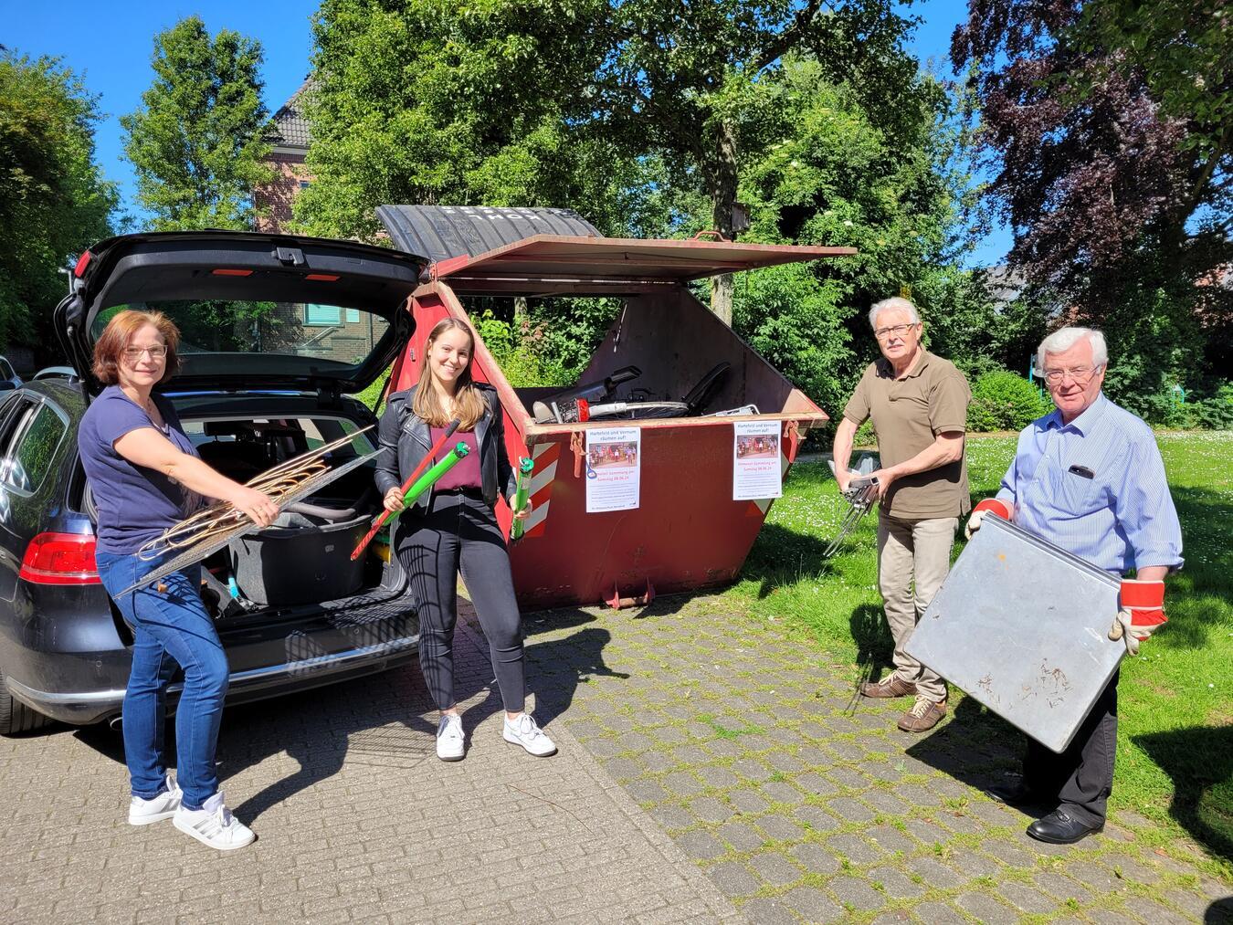 Engagieren sich – gemeinsam mit vielen freiwilligen Helfern – für die Durchführung der Altmetallsammlung für Hartefeld und Vernum: (von links) Angela und Julia Görtz, Günter Wochnik und Pastor Peter Hennesen. Foto: Michael Görtz