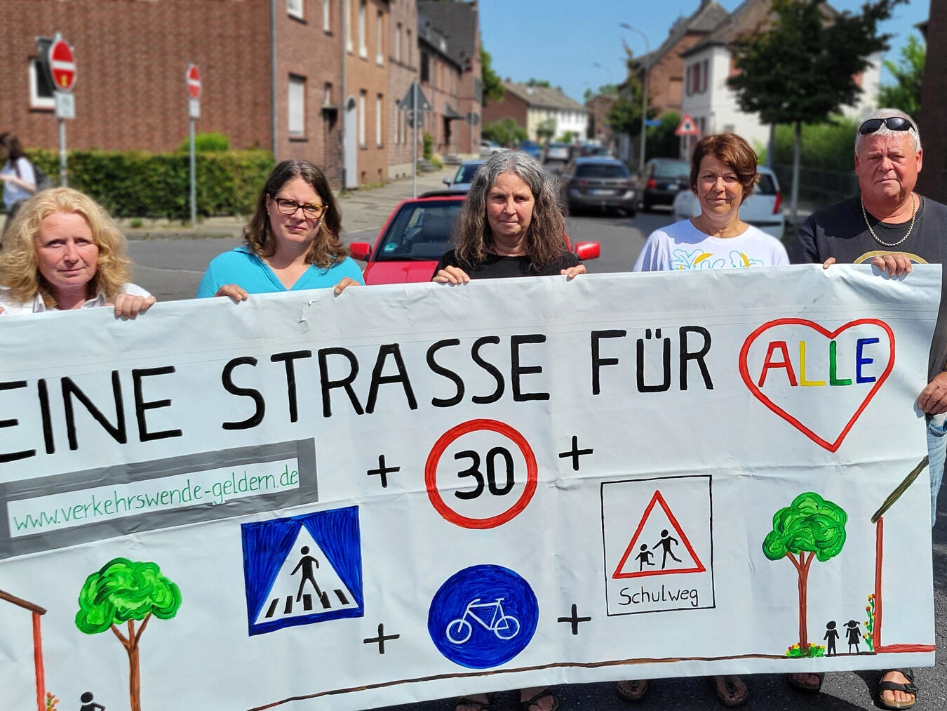 Engagieren sich weiter für Sicherheit auf dem Boeckelter Weg: (v. l.) Monika van Bebber, Friederike Sieben, Daniela Scheffer, Silvia und Heiner Mölders. NN-Foto (Archiv): MB
