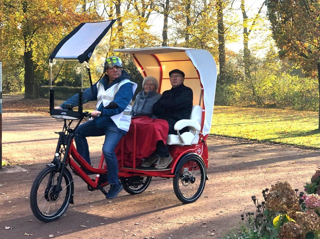 Engagierte ehrenamtliche des Malteser Hilfdienstes in Kevelaer setzen sich mit einem ehrenamtlichen Rikscha-Projekt für mehr Mobilität und Lebensfreude bei allen interessierten Menschen, insbesondere ältere Menschen und Menschen mit eingeschränkter Beweglichkeit, am Niederrhein ein. Dazu soll eine spezielle Rikscha angeschafft werden. Vor allem an Wochenenden werden dann in der Kevelaerer Innenstadt (besonders in der Pilgerzeit) Fahrten zwischen dem kirchlichen Zentrum und dem neuen Gesundheitszentrum am Gradierwerk angeboten.