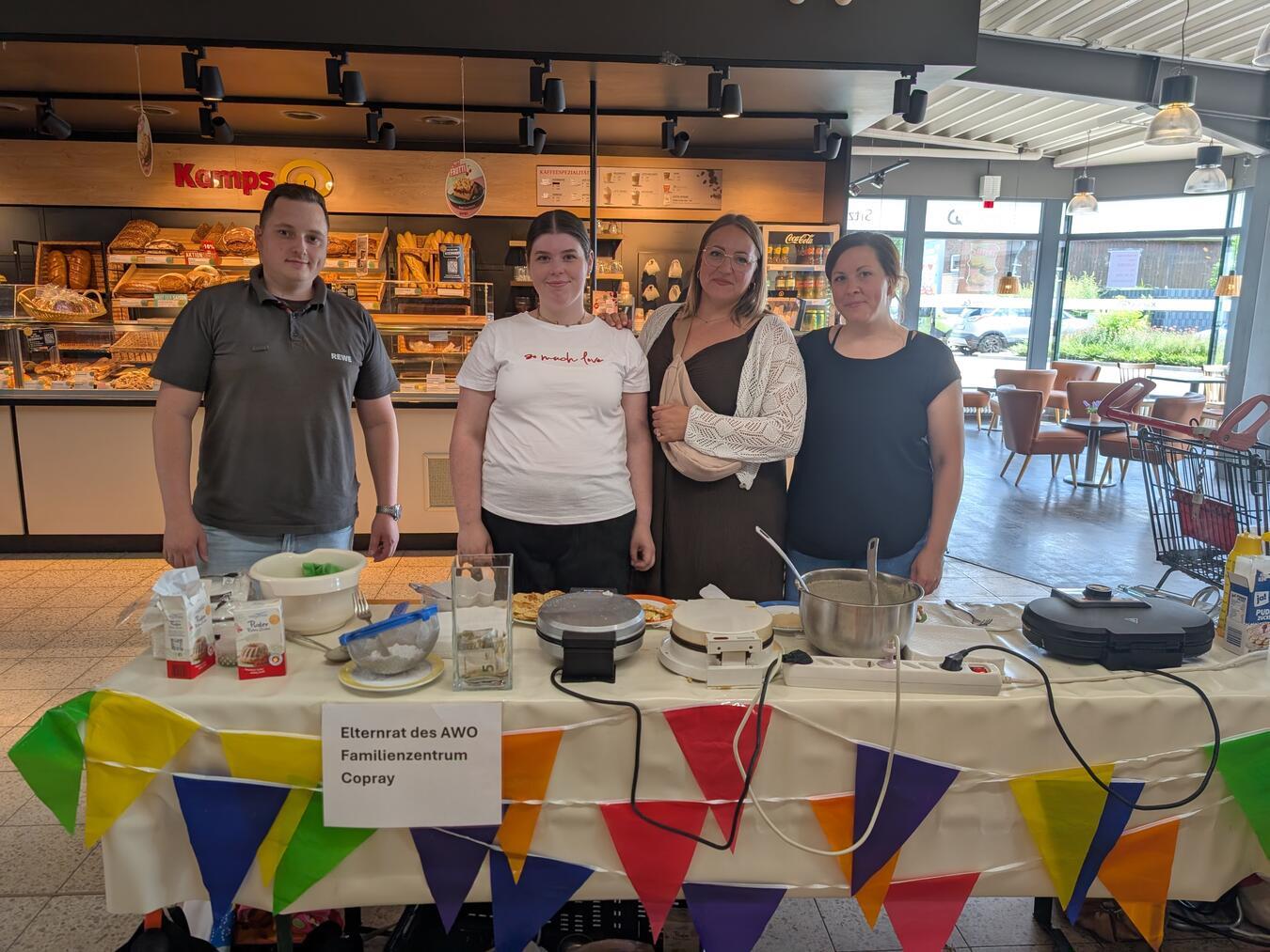 Engagierte Mitglieder des Elternrates des Awo Familienzentrums Copray und eine ehemalige Praktikantin hatten einen Waffelstand eröffnet und boten frisch gebackene Waffeln gegen eine kleine Spende an die Besucher an. Foto: AWO