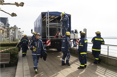Entlang der Rheinpromenade wurden rund 850 Meter an mobilen Schutzwänden installiert. NN-Foto: Gerhard Seybert