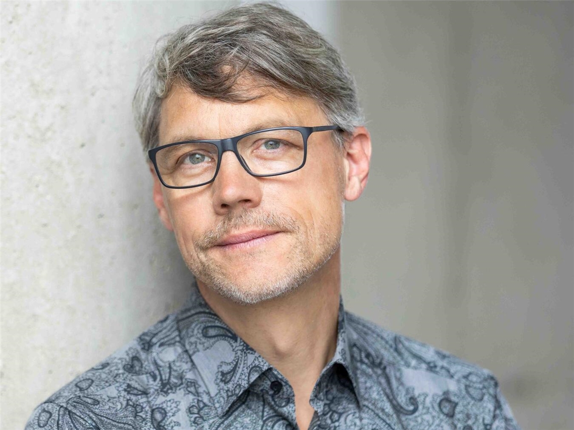 Er spielt gegen den Irrsinn an: Kabarettist Christoph Sieber kommt mit „Weitermachen“ nach Emmerich. Foto: T. Kurda