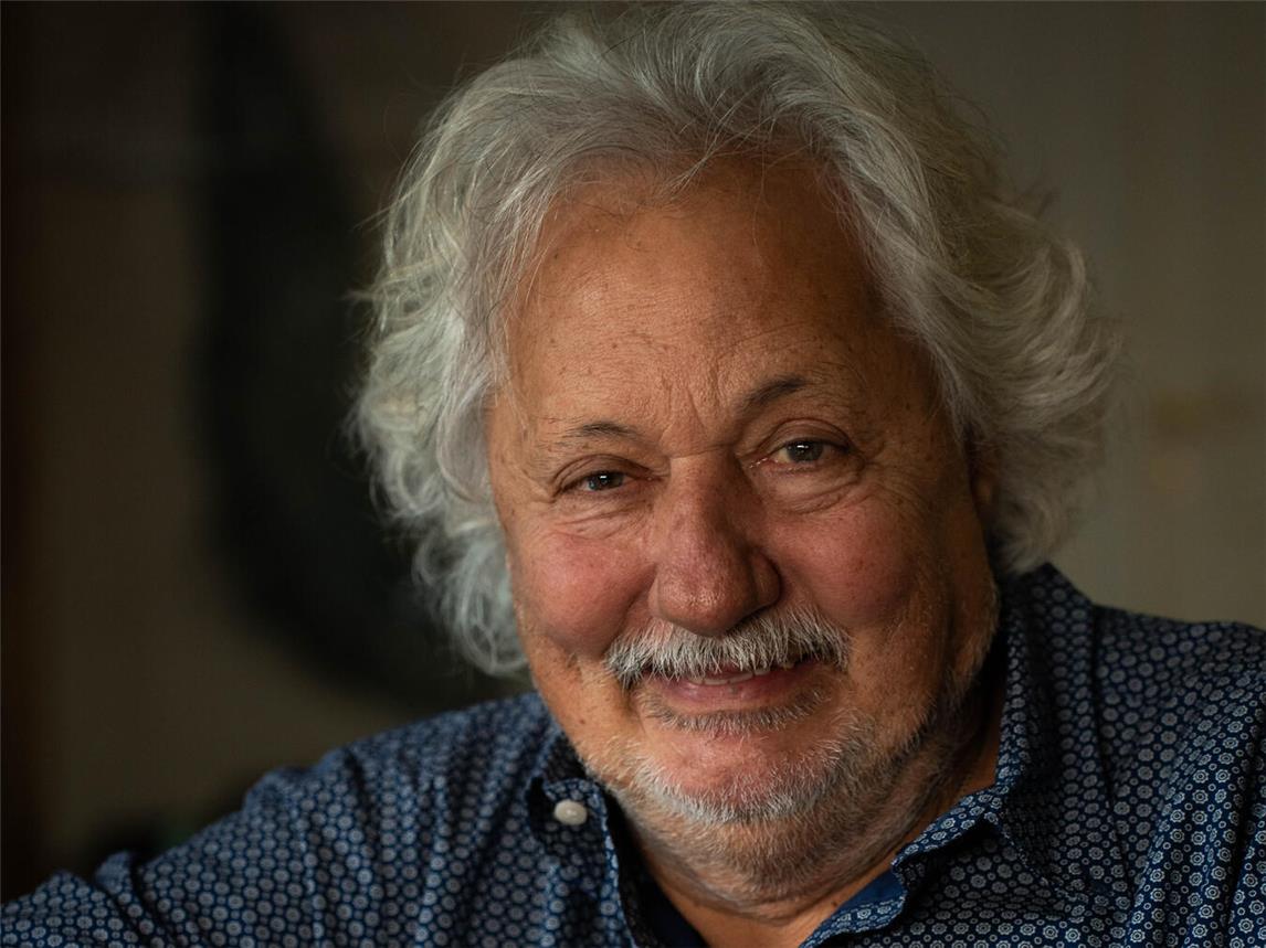 Er war schon 1990 bei cinque im Cafe Lensing, Konrad Beikircher, ein Fossil auf deutschen Kabarettbühnen. Foto: Henning Kopp