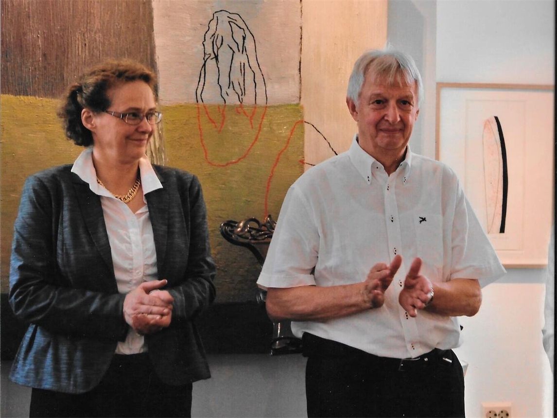 "Kunstexperten Dr. Cora Eggers-Wrublick und Heinz Janssen bewerten Gemälde in Galerie Keveleaer"