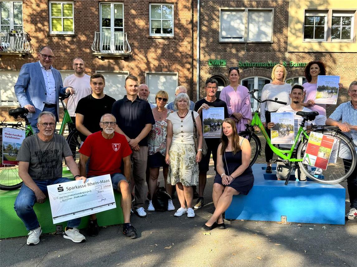Erfolgreich beim Stadtradeln – dafür gab es jetzt Preise vom Reeser Bürgermeister Sebastian Hense, Klimaschutzmanager Dominik Lenkeit (oben v. li.) und Fahrradbeauftragten Georg Messing (re.). Foto: Stadt Rees