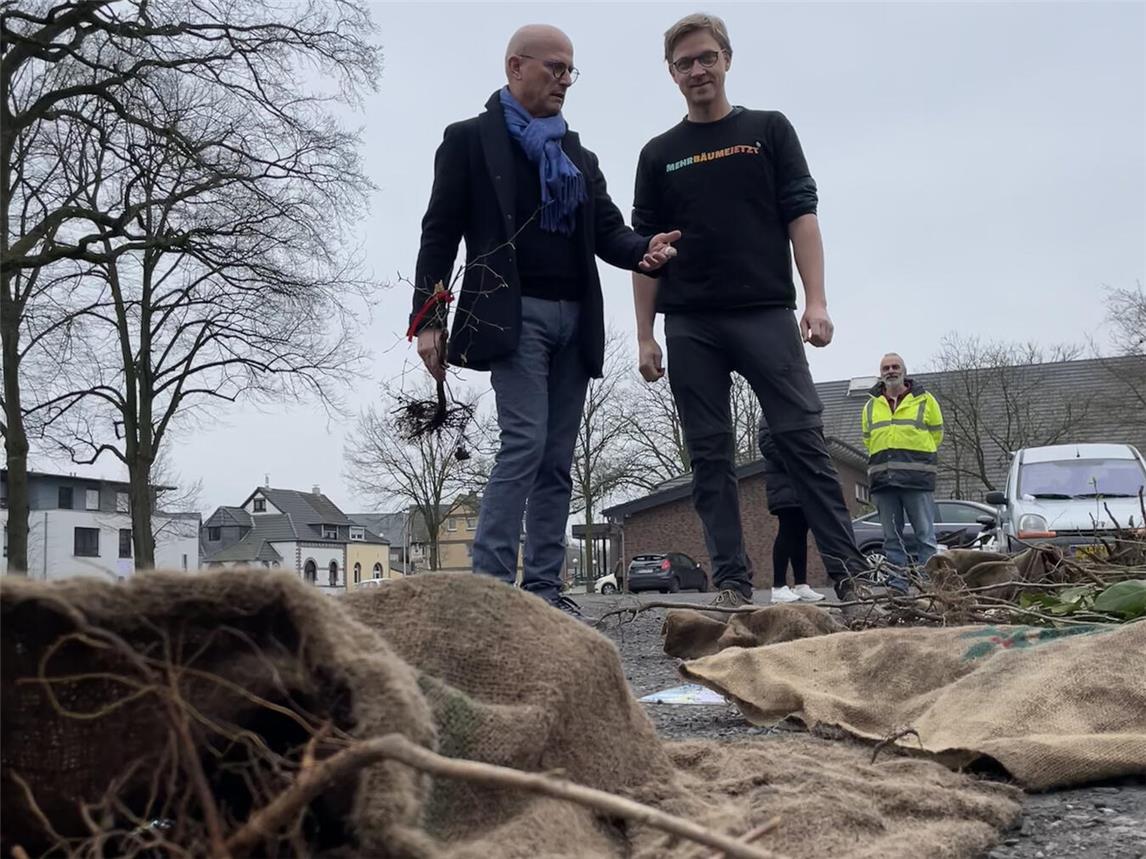 Erfolgreiche Aktion im vergangenen Jahr: Emmerichs Bürgermeister Peter Hinze (li.) und Paul Bickmann, Regionalkoordinator von MBJ am Niederrhein. Foto: Stadt Emmerich