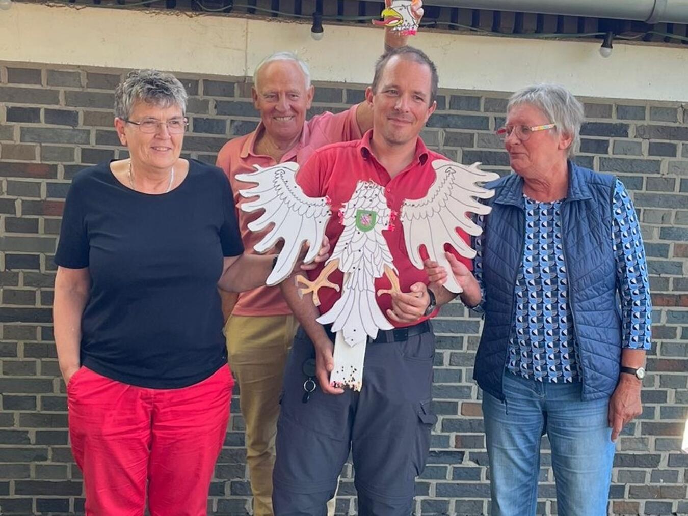 „Ehemalige Emmericher Pioniere sind treffsicher“ Erfolgreiche Schützen (v.l.): Gesa Grandjean (linker Flügel), Uwe Beckmann (Kopf), Michael Albrecht (Schützenkönig 2024), Karla Niebergall (rechter Flügel). Foto: Emmericher Pionierkameradschaft