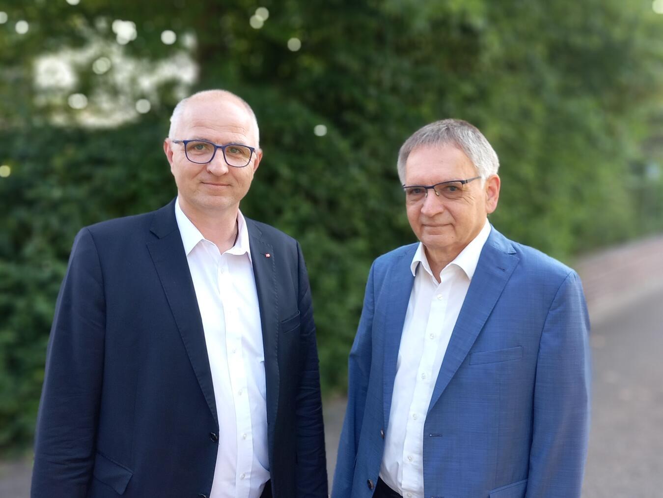 Erfolgreiche Staffelübergabe: Stephan von Salm-Hoogstraeten übernimmt von Rainer Borsch den Vorsitz der Arbeitsgemeinschaft der Wohlfahrtsverbände im Kreis Kleve.Foto: Caritasverband Geldern-Kevelaer