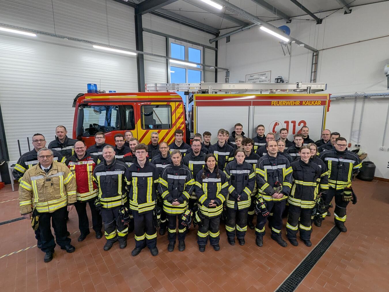 Erfolgreicher Abschluss der Module 3 und 4 der Grundausbildung für Einsatzkräfte der Freiwilligen Feuerwehr Bedburg-Hau und der Stadt Kalkar. Foto: Feuerwehr Bedburg-Hau