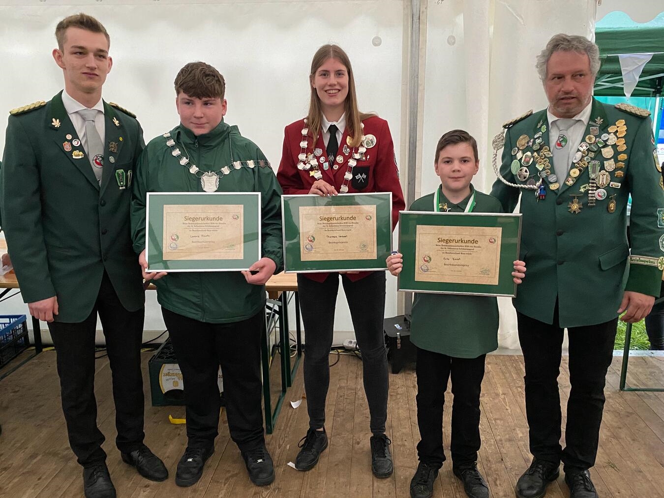 "Erfolgreicher Nachwuchs: Bezirksjungschützenmeister und neue Schützenkönige beim Bezirksfest"