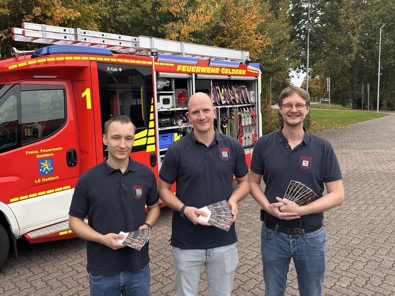 "Eric Thiel, Kevin Poppinga, Christian Kronenberg vom Förderverein der Gelderner Feuerwehr, Gruppenfoto"