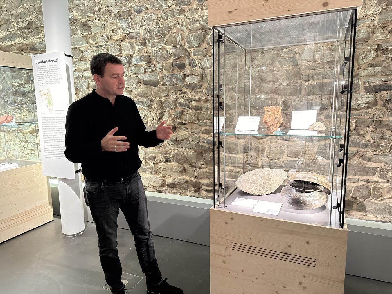 Wanderausstellung zeigt neue Funde aus der Erdgeschichte Erich Claßen, Amtsleiter des LVR-Amts für Bodendenkmalpflege im Rheinland, erklärt die Funde aus mehreren Jahrhunderten. NN-Fotos (3): SP