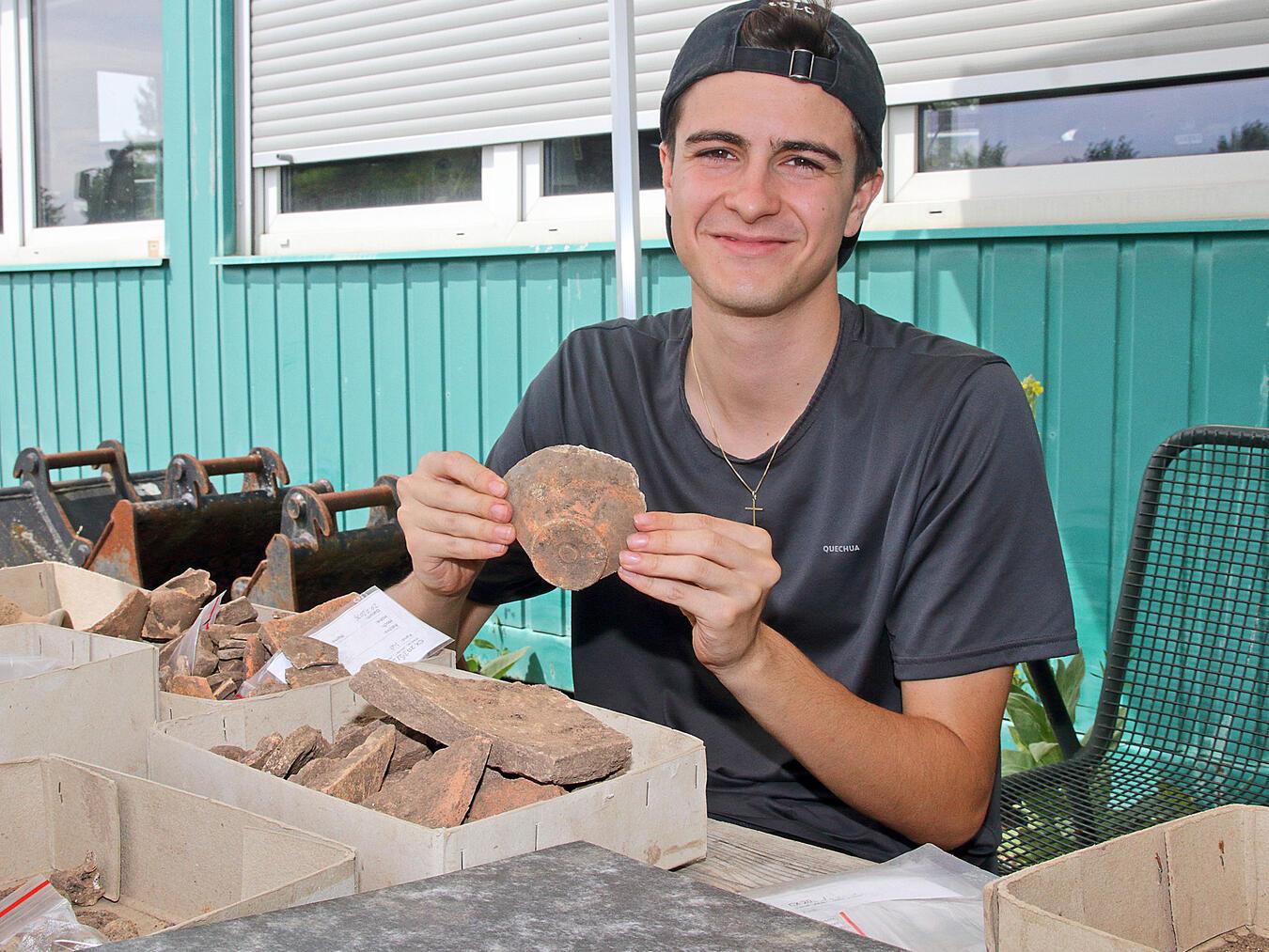 Erik Rüssel bei der Erfassung von Funden. NN-Foto: Theo Leie