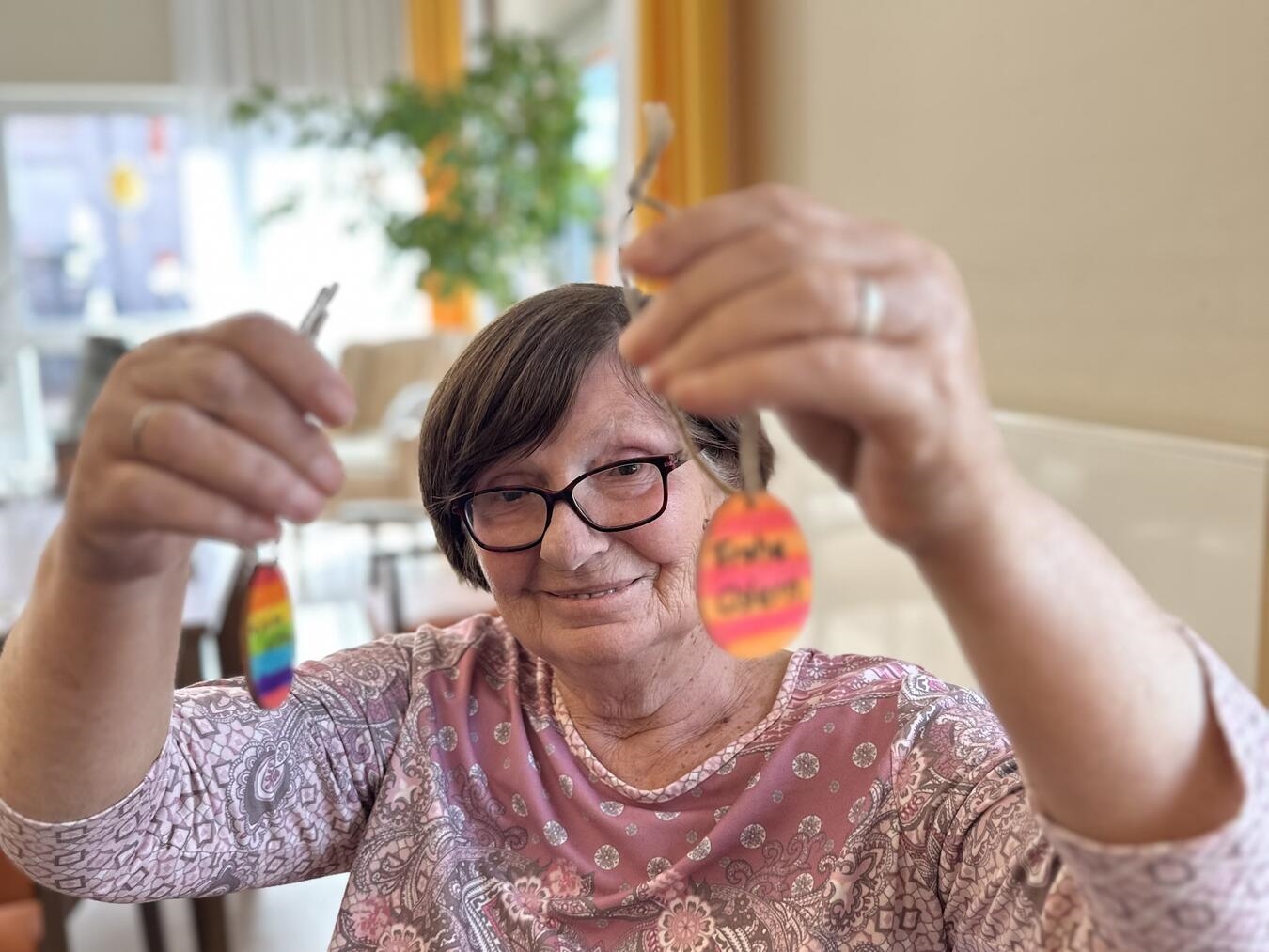 Erika Gatner freut sich über die farbenfrohen Holzeier der Schüler.Foto: Kursana