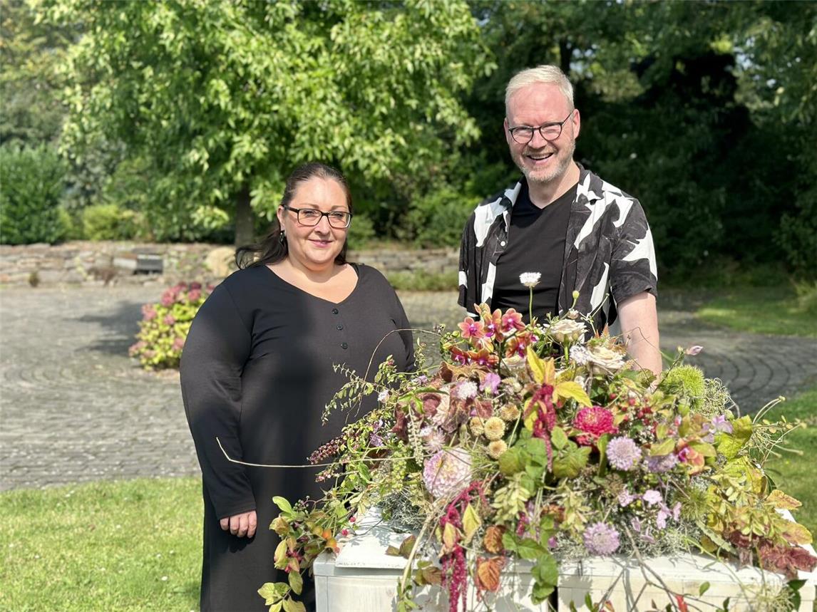 Erika Müller aus Kalkar-Hönnepel wird am Klapheckenhof des SOS-Kinderdorf Niederrhein in Kleve-Kellen von Anleiter und Florist-Meister Meik Schnitger zur Floristin ausgebildet. Foto: SOS-Kinderdorf Niederrhein / Katrin Wißen