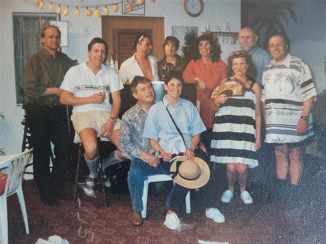 Erinnerung an vergangene Zeiten: Das Foto zeigt die Schauspieler der letzten Aufführung im Jahr 2000 mit dem Stück „Spanien Olè“.Foto: privat