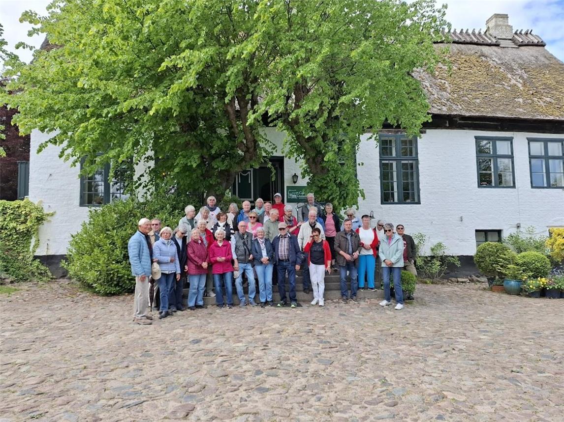 Erinnerungsfoto am Drehort für die ZDF Serie „Der Landarzt“ in Lindau/Boren. Foto: Karl Spettmann