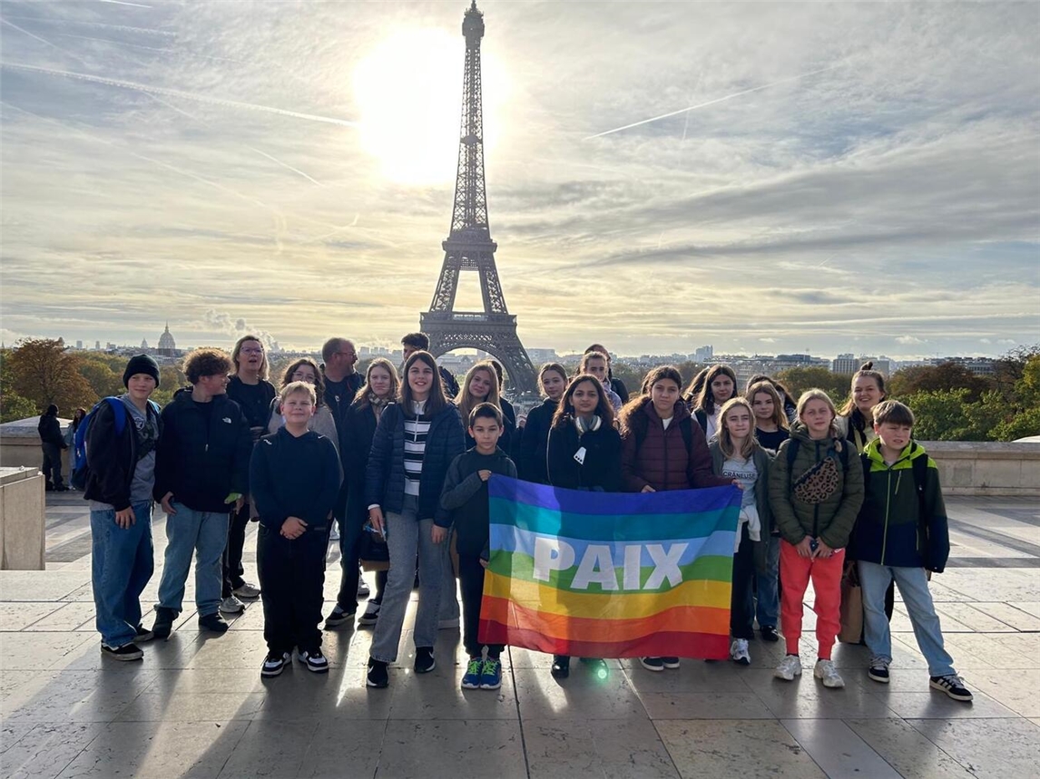 Erinnerungsfoto vor dem Eiffelturm in Paris.Foto: Gemeinde Rheurdt