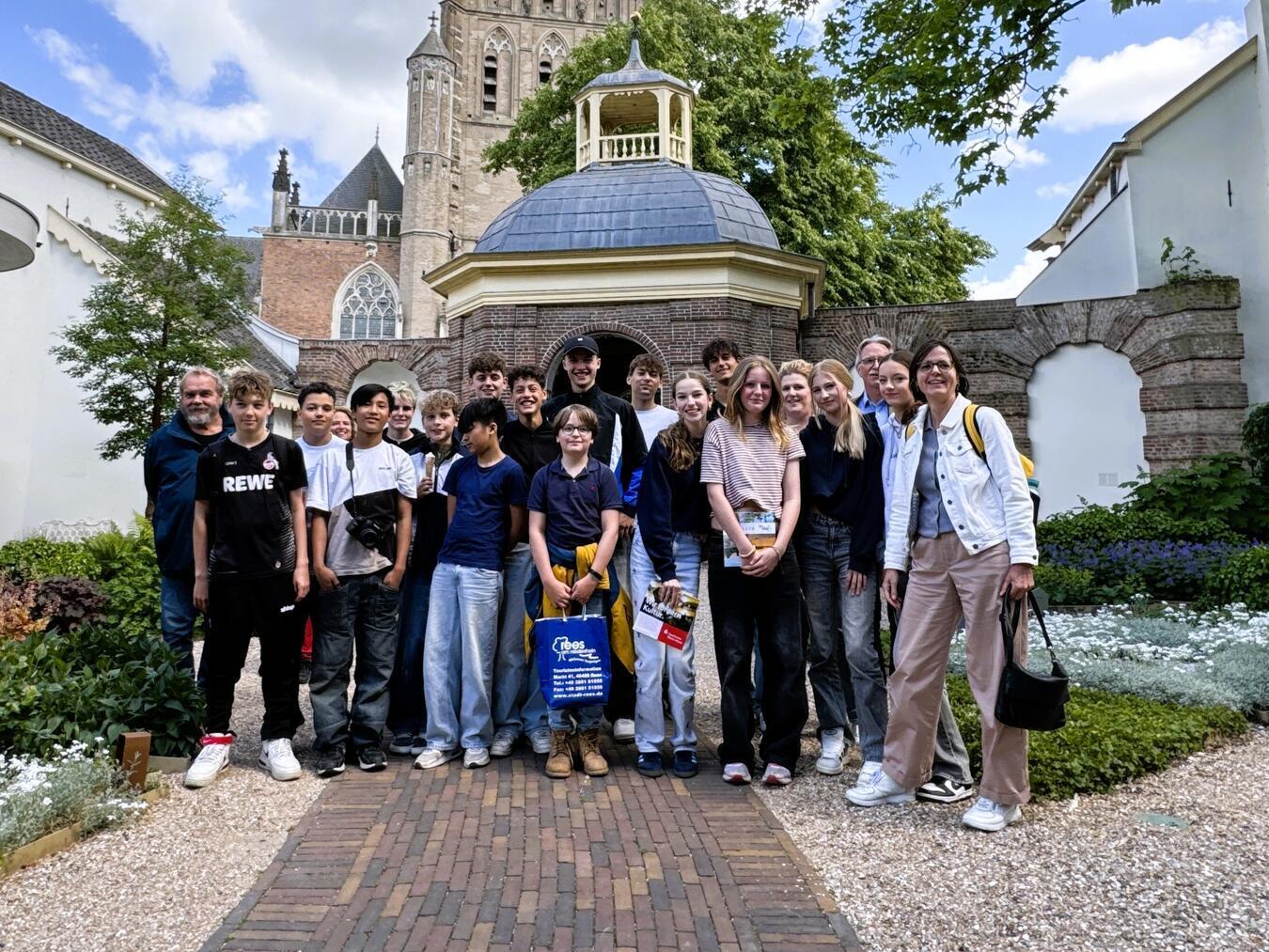 Erkunden zusammen ihre Gemeinsamkeiten in der Historie und von heute: Schüler aus Rees sowie vom „Eligant Lyceum“ im niederländischen Zutphen. Foto: Stadt Rees