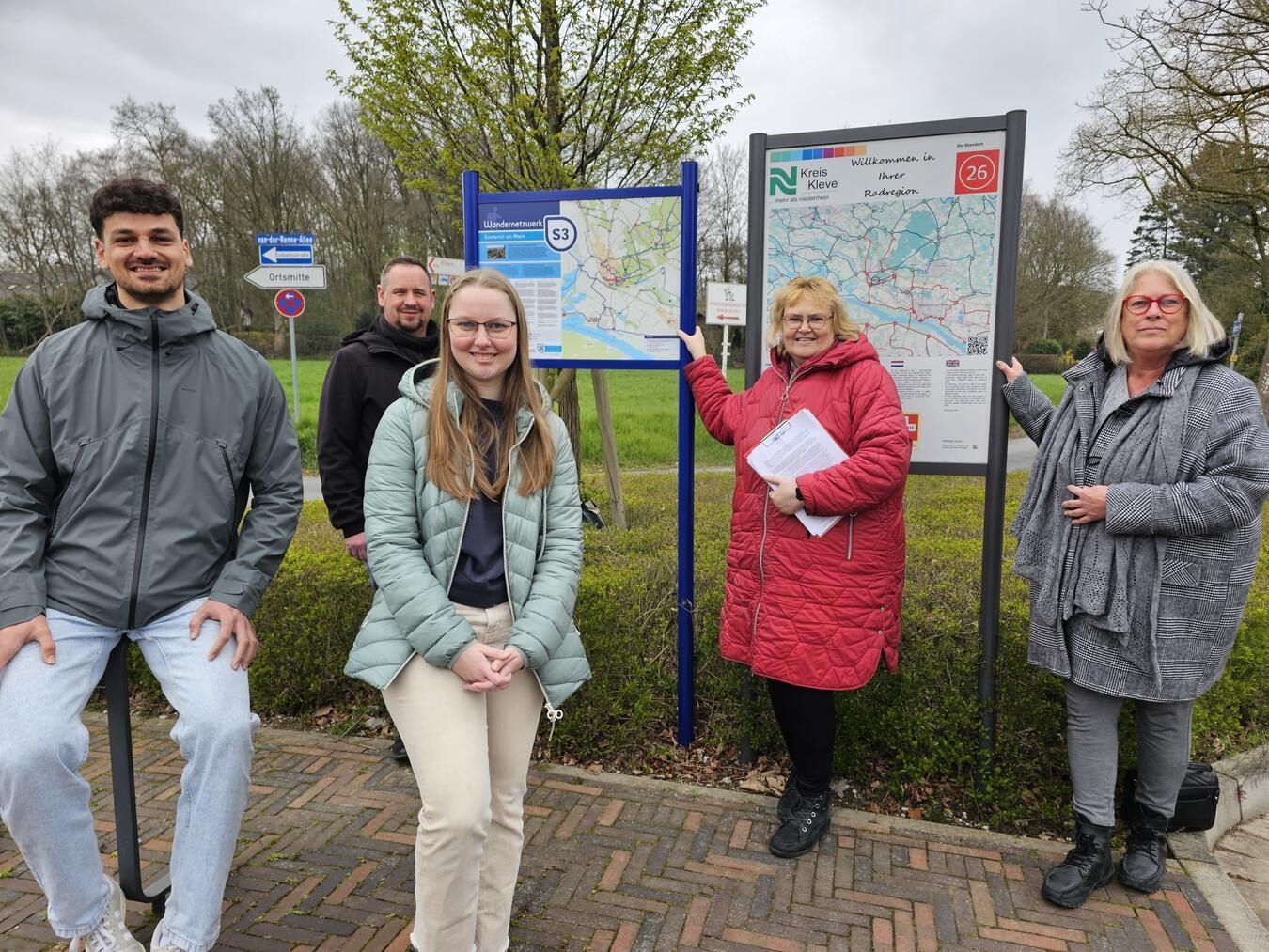 "Ali Abbas und Jens Bartel präsentieren das Wanderknotennetzwerk in Elten mit Team der WfG Tourismus."