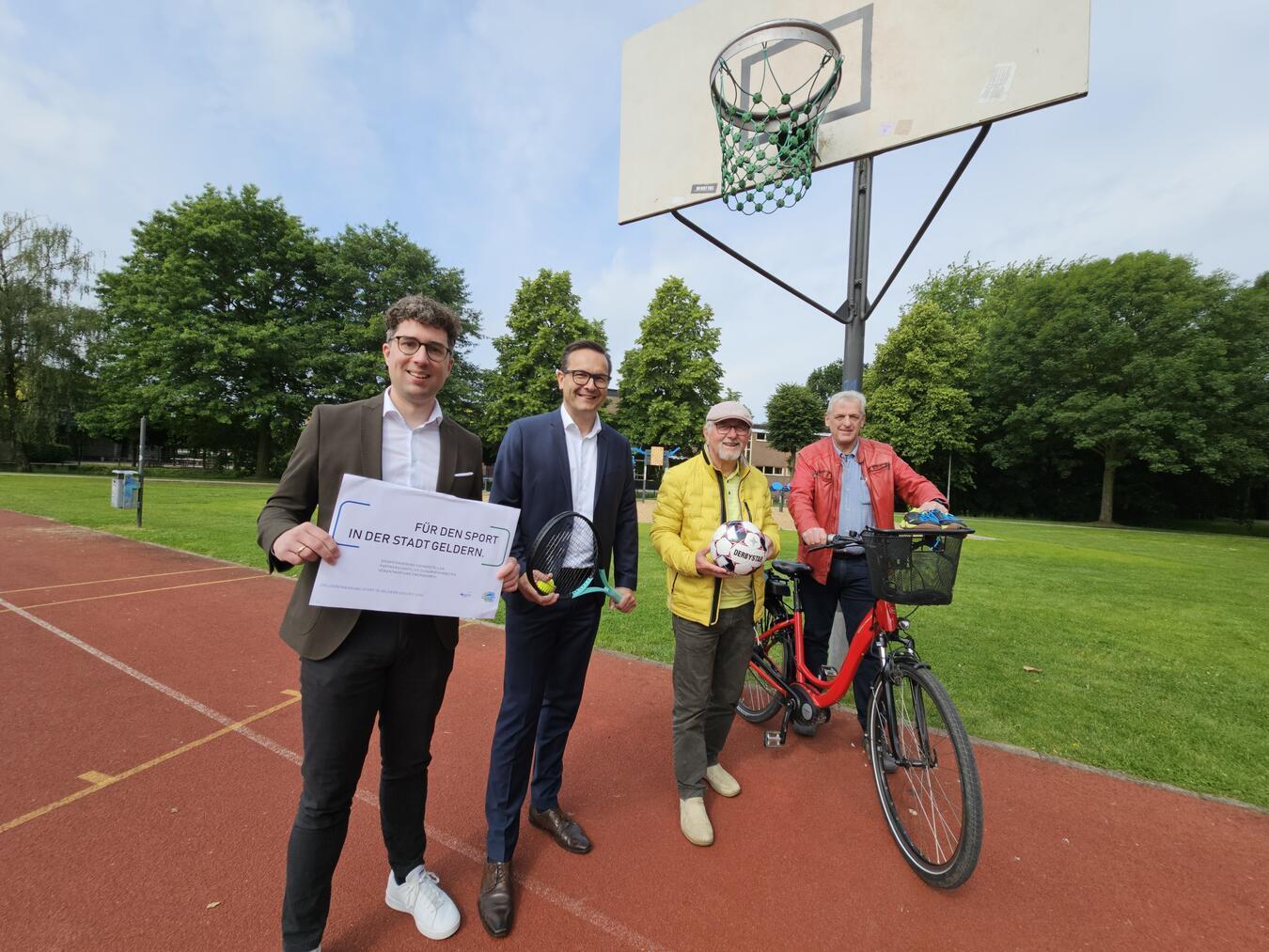 Erläuterten die Zielvereinbarung: (v.l.) Marc Schlischka, Bürgermeister Sven Kaiser, Reinhard Winkler und Helmut Holla. NN-Foto: Thomas Langer