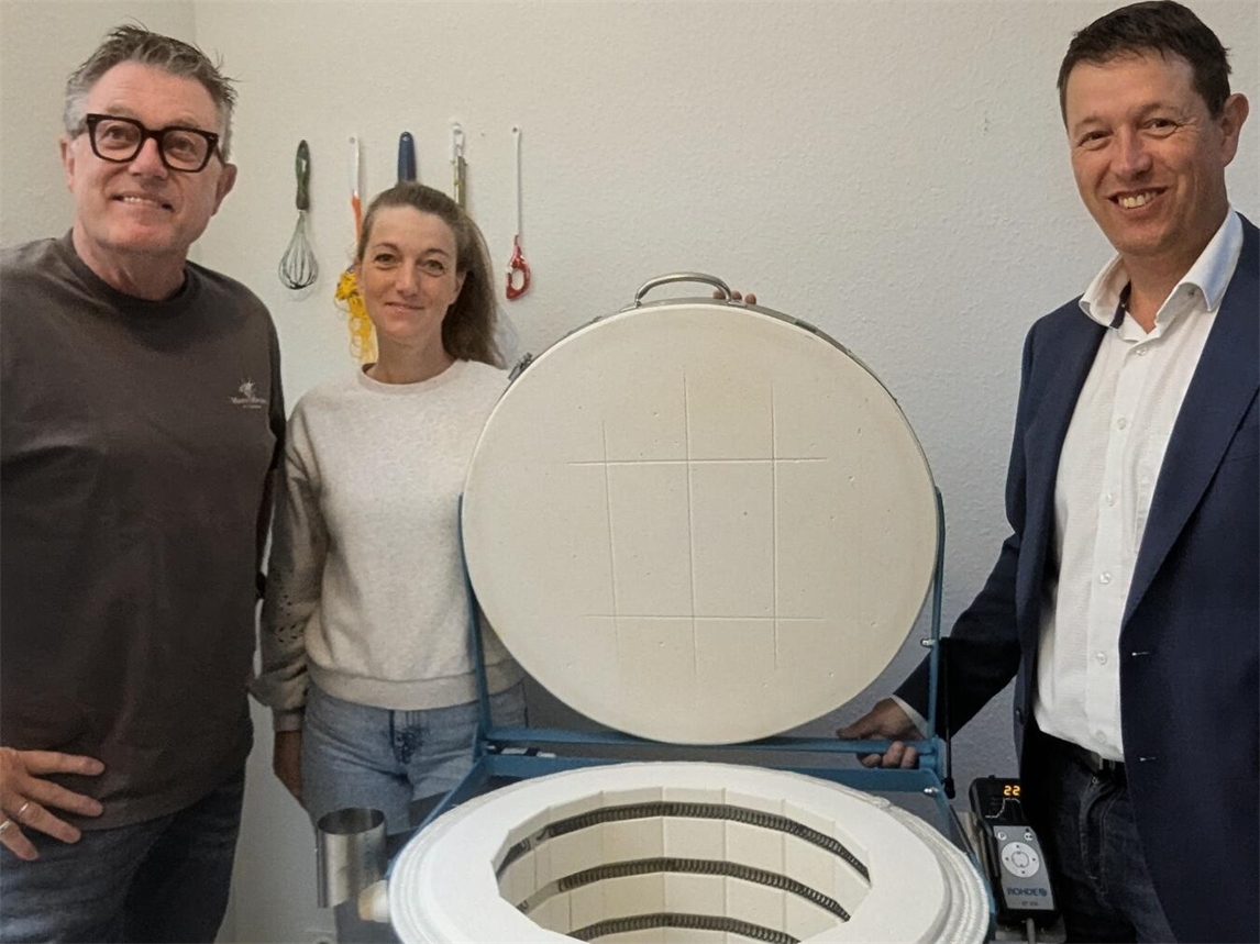 "Jürgen Franken und Stephan Haupt überreichen Brennofen an Kunsttherapeutin Maria Feith-Kuballa, gefördert vom örtlichen Verein."