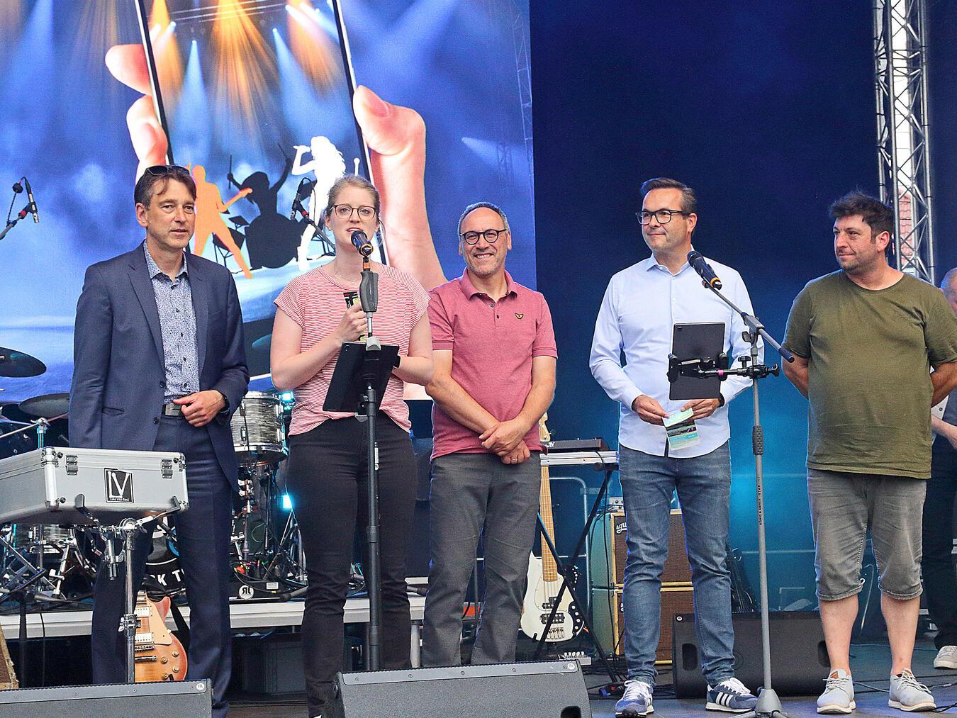 Eröffnet wurde das Fest von Markus Bexte (Volksbank an der Niers), Citymanagerin Anne Klatt, Rainer Niersmann (Stadt Geldern), Bürgermeister Sven Kaiser und Benedikt May (Waldfreibad Walbeck, v.l.n.r.). NN-Foto: Theo Leie