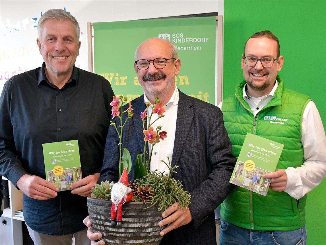 Eröffnung des neuen Quartiersbüros in der Klever Oberstadt (v.l.): der Einrichtungsleiter des SOS-Kinderdorf Niederrhein Peter Schönrock, Bürgermeister Wolfgang Gebing und Quartiersmanager Jan-Peter Heinz. NN-Foto: Rüdiger Dehnen