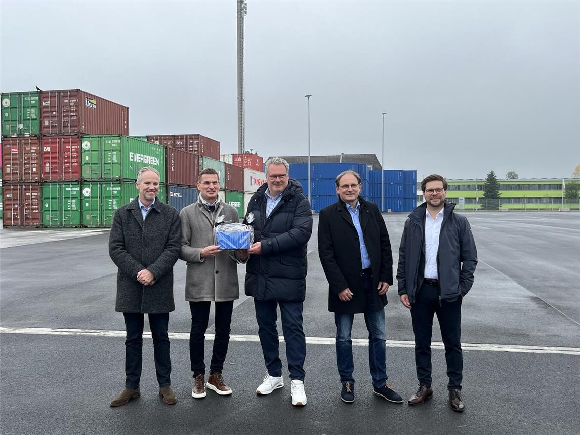 Eröffnung in Emmerich: Michael Mies (2. v. l.) und Sascha Noreika (Mitte), Geschäftsführer der Hafenbetreiber-Gesellschaft Contargo, erhielten von Port-Geschäftsführer Tobias Mies (r.) und Prokurist Arndt Wilms (l.) einen Miniatur-Seecontainer zur offiziellen Eröffnung der Erweiterungsfläche. Mit Ihnen freute sich EGD-Aufsichtsratsvorsitzender Erik Arntzen (2. v. r.). Foto: Port Emmerich
