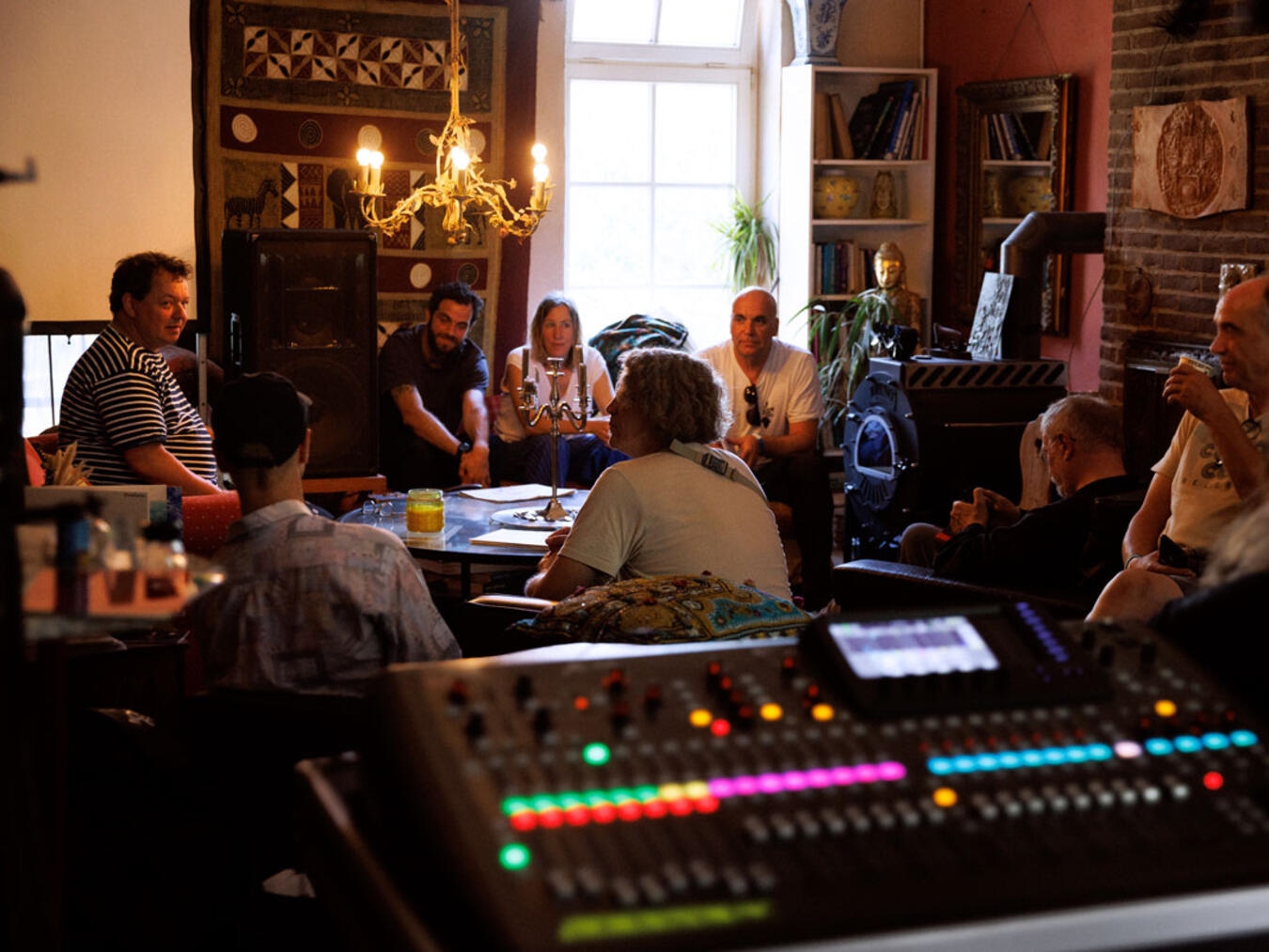 "Eröffnungspressekonferenz Haldern Pop 2026 mit Rednern auf Bühne, Festival-Atmosphäre"