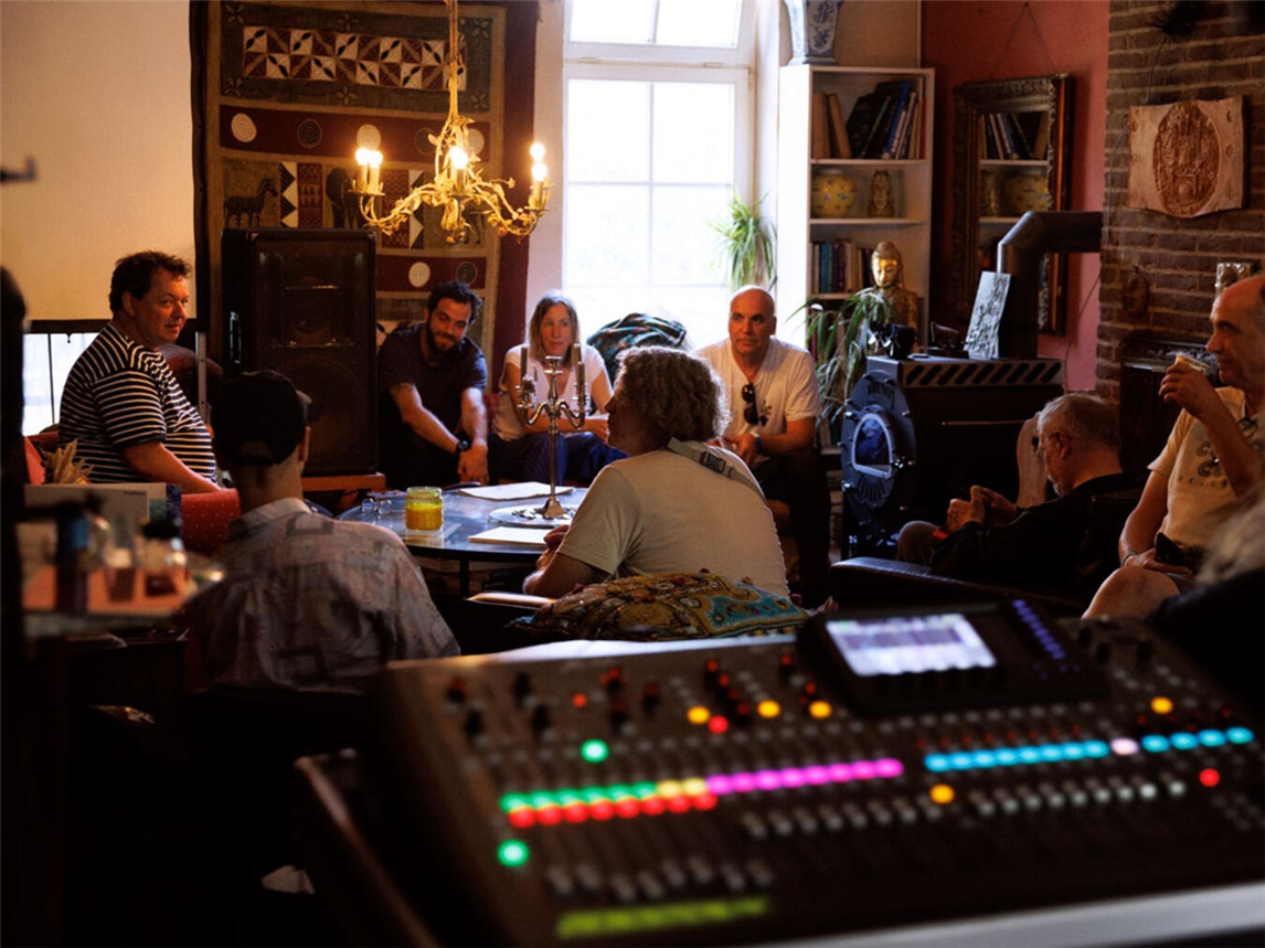 "Eröffnungspressekonferenz Haldern Pop 2026 mit Rednern auf Bühne, Festival-Atmosphäre"