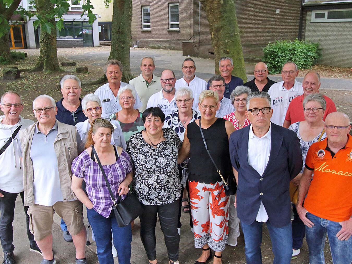Erst gab es einen Rundgang durch die ehemalige Schule, dann wurde das Wiedersehen gefeiert. NN-Foto: Theo Leie