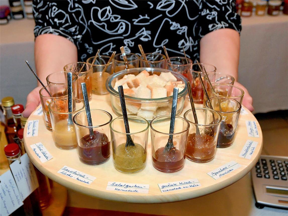 Erst testen, dann kaufen. Lecker wird‘s beim Weihnachtsmarkt. NN-Foto (Archiv): Rüdiger Dehnen