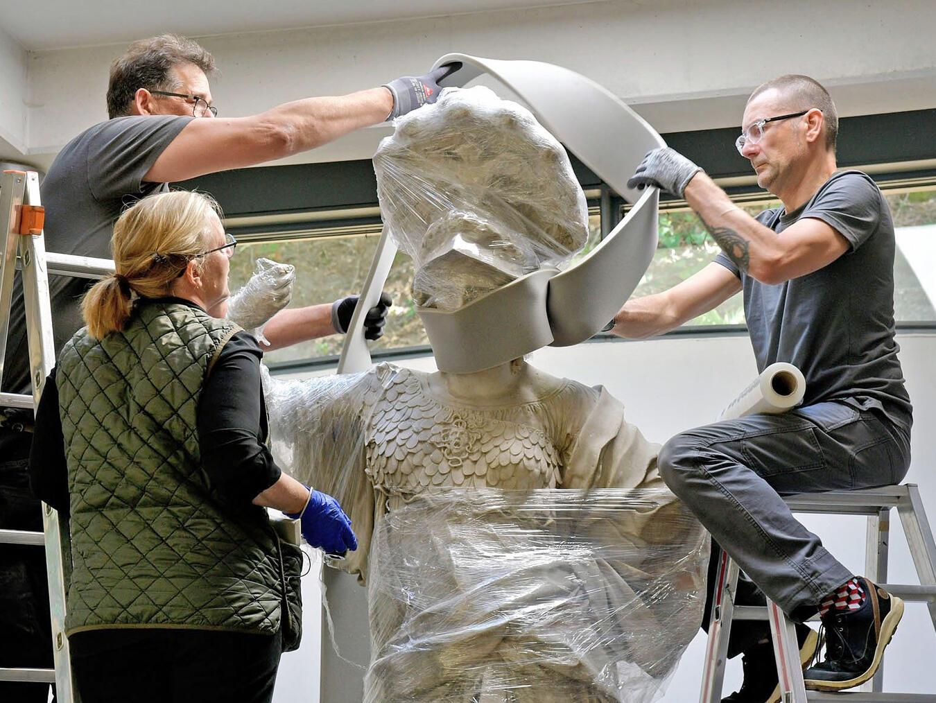 Erst wird Minerva fachgerecht verpackt... NN-Foto: Rüdiger Dehnen
