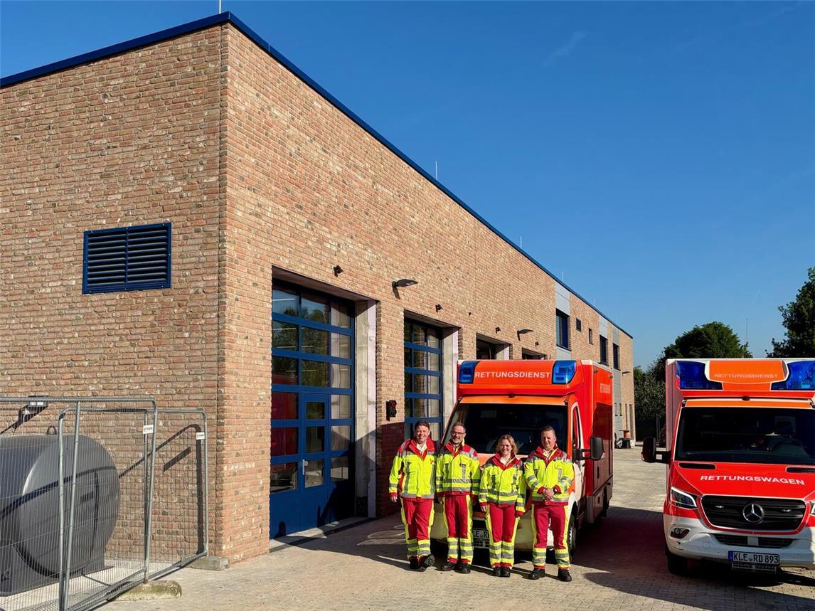 Erste Schicht am neuen Dienstort, dem Neubau der Rettungswache Stralen, für die Mitarbeitenden Michael Lopalewski. Michele Wetzlich, Marie Cuppok und Jens Rabenhorst (v. li.).Foto: Kreis Kleve