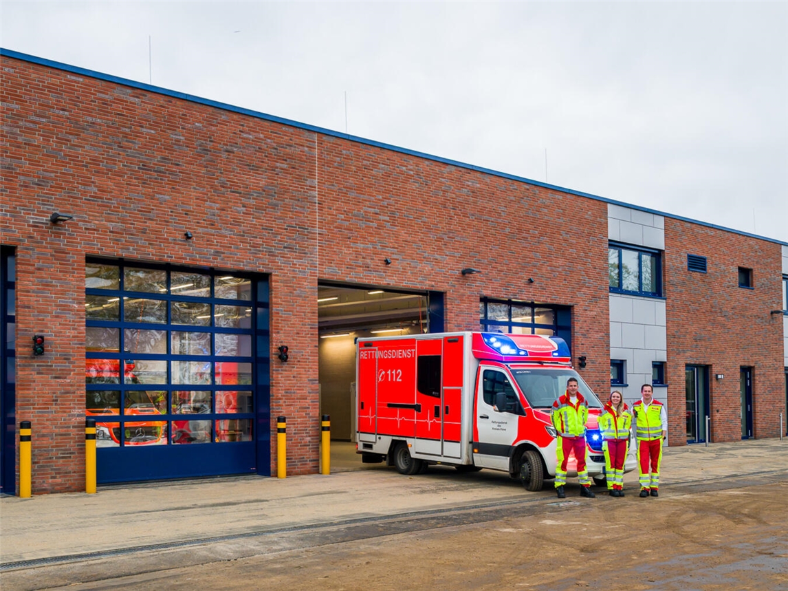 Erste Schicht am neuen Dienstort, dem Neubau der Rettungswache Kerken, für die beiden Notfallsanitäter Daniel Murmann (li.) und Henning Heykamps (re.) sowie die Notfallsanitäter-Auszubildende Nele Haderauer.Foto: Kreis Kleve