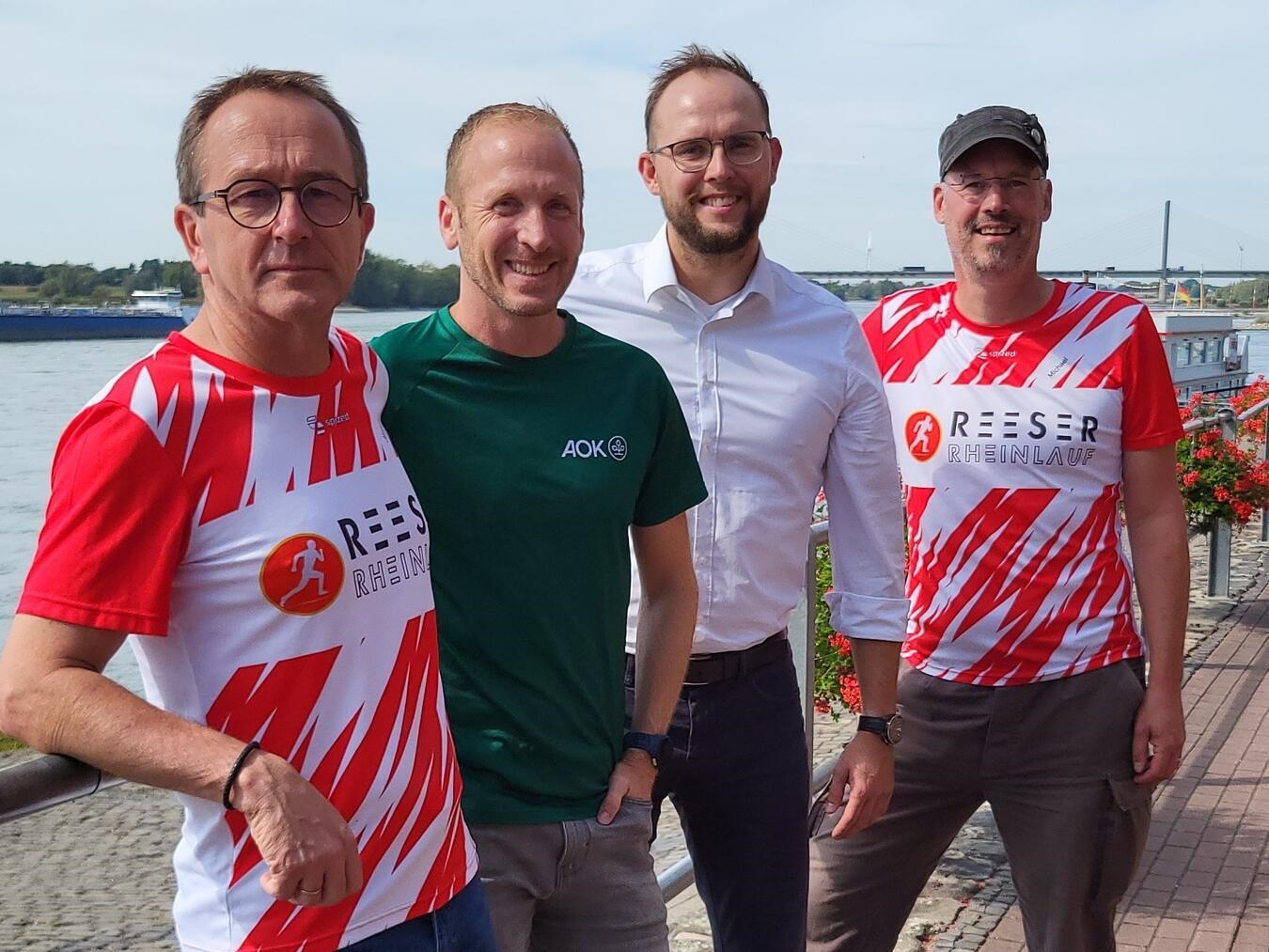 Erster Besuch an der Strecke des Reeser Rheinlaufs für Jan Fitschen (2. v. l.), gemeinsam mit Jürgen Terlinden, Tim Krenn und Michael Isselburg (v. l.). NN-Foto: MB